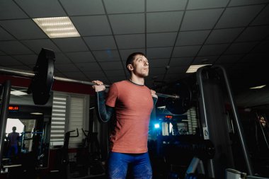 Spor salonunda bir ağız kavgası yapan yakışıklı atletik erkek.