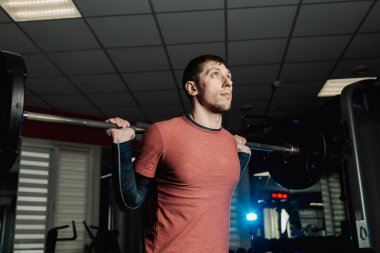 Spor salonunda bir ağız kavgası yapan yakışıklı atletik erkek.