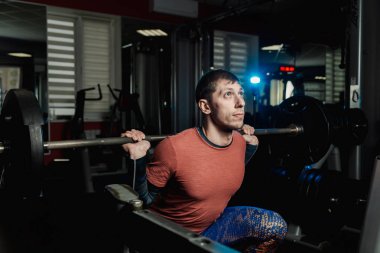 Spor salonunda bir ağız kavgası yapan yakışıklı atletik erkek.