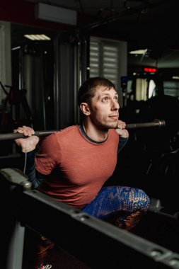 Spor salonunda bir ağız kavgası yapan yakışıklı atletik erkek.