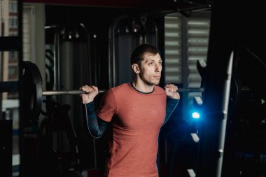 Spor salonunda bir ağız kavgası yapan yakışıklı atletik erkek.