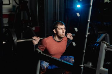 Spor salonunda bir ağız kavgası yapan yakışıklı atletik erkek.