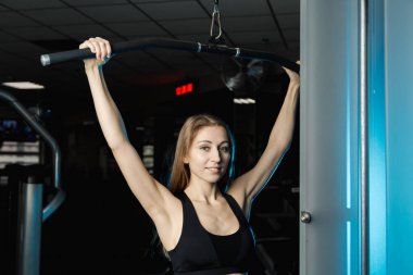 Baş, blok simülatörü için itme. Kadın sit ve ısınma. Stüdyo vurdu.