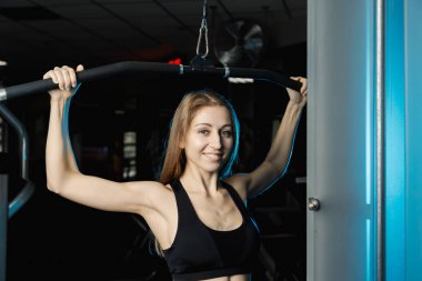 Baş, blok simülatörü için itme. Kadın sit ve ısınma. Stüdyo vurdu.