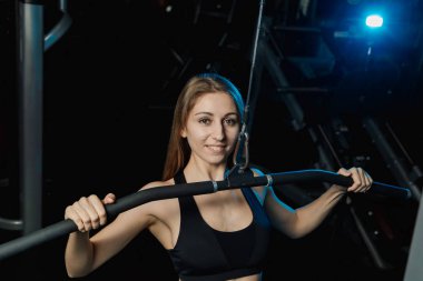 Baş, blok simülatörü için itme. Kadın sit ve ısınma. Stüdyo vurdu.