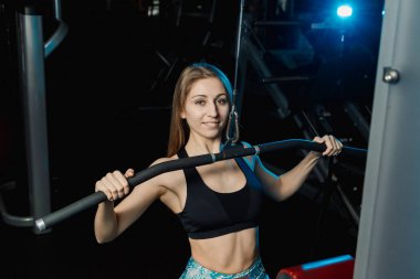 Baş, blok simülatörü için itme. Kadın sit ve ısınma. Stüdyo vurdu.