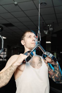 Spor salonunda spor salonu makinedeki çalışma dışarı yakışıklı atletik erkek.