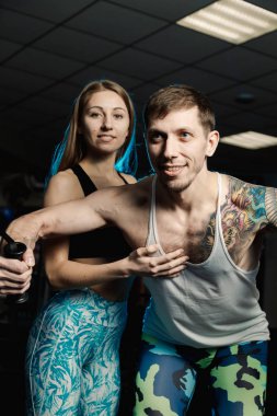 Aktif güzel fitness modeli kız sporcu spor salonunda bir blok simülatör trenler.