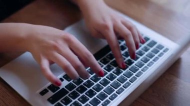 Güzel bir iş kadını bir kafe ve çalışma bir dizüstü bilgisayar ile bir masada oturuyor.