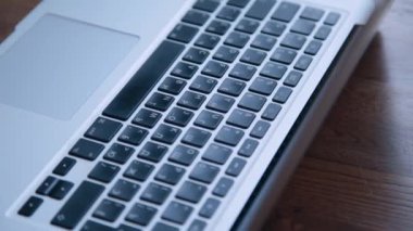 ahşap bir masa üzerinde yeni bir tasarım içinde laptop.