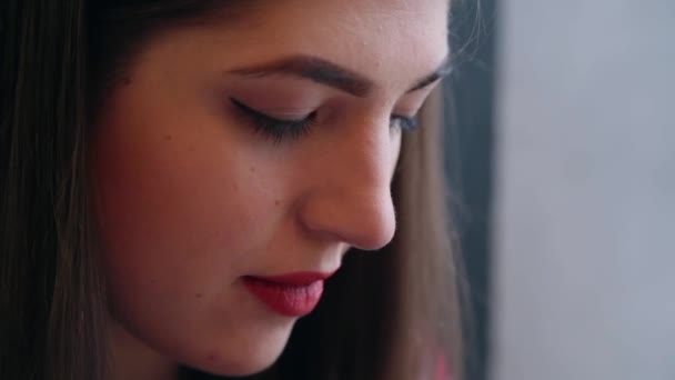 Een mooie zakenvrouw zit aan een tafel met een laptop in een café en schildert haar nagels. — Stockvideo