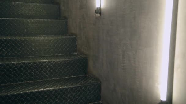 Eiserne Metalltreppe im Inneren mit Lampen an der Wand. — Stockvideo