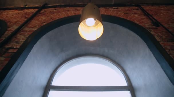 Järn lampa i loftstil och med en ny design i caféet. — Stockvideo