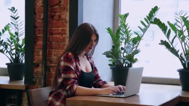 Una Hermosa Mujer Negocios Está Sentada Una Mesa Con Portátil — Vídeos de Stock