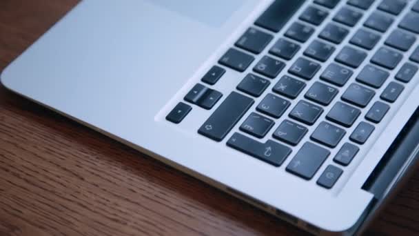 Ahşap bir masa üzerinde yeni bir tasarım içinde laptop. — Stok video