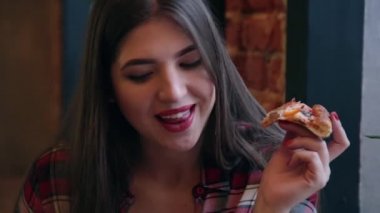 Pizza bir kafede yemek güzel çekici kadın.