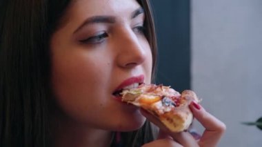 Pizza bir kafede yemek güzel çekici kadın.