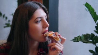 Pizza bir kafede yemek güzel çekici kadın.