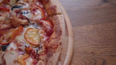 ahşap bir masa üzerinde lezzetli sıcak pizza.