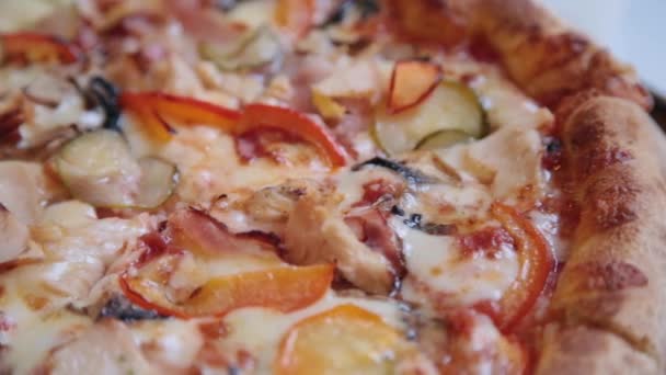 Deliciosa pizza caliente en una mesa de madera . — Vídeo de stock