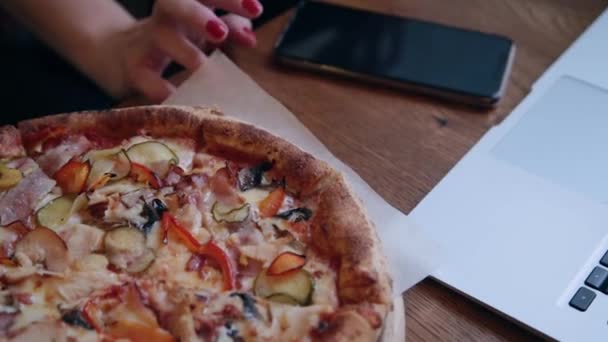 Mooie vrouw gaat om te eten van pizza in een café. — Stockvideo