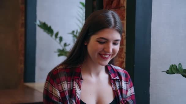 Vacker kvinna ska äta pizza på ett café. — Stockvideo