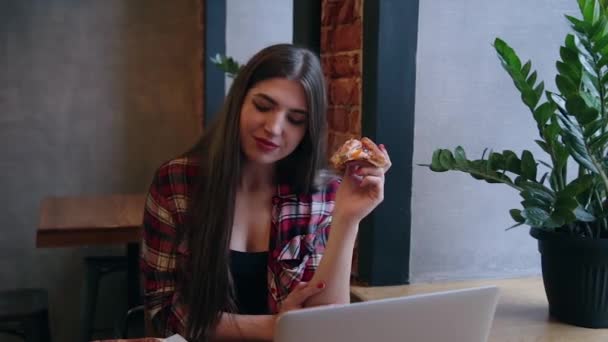 Vackra attraktiv kvinna äter pizza på ett café. — Stockvideo