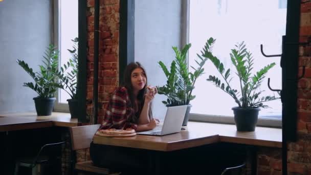 Wanita cantik yang menarik makan pizza di kafe . — Stok Video