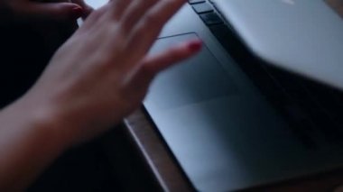 Güzel çekici iş kadını masada bir kafede çalıştıktan sonra laptop kapatır.