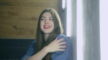 Çatı katı tarzında siyah demir merdiven üzerinde poz güzel çekici kadın.