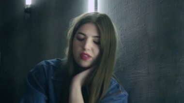 Çatı katı tarzında siyah demir merdiven üzerinde poz güzel çekici kadın.