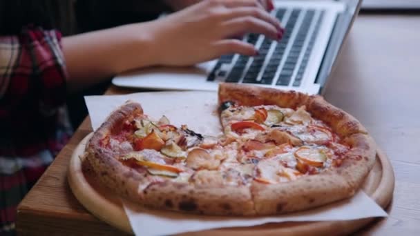 テーブルの上のカフェでノート パソコン ピザの背後に働く美しい魅力的なビジネス女性 — ストック動画