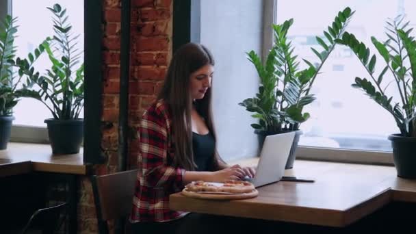 Kobieta piękna atrakcyjny biznes praca za laptopa w kawiarni, pizza na stole. — Wideo stockowe