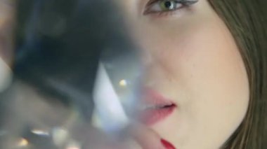 Çatı katı tarzında siyah demir merdiven üzerinde poz güzel çekici kadın.