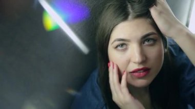 Çatı katı tarzında siyah demir merdiven üzerinde poz güzel çekici kadın.