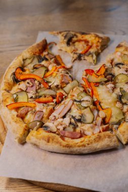 Güzel taze sıcak pizza bir tahta üzerinde çalıştırmak.