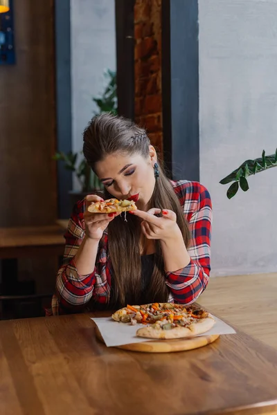 아름 답 고 섹시 한 여자 카페에서 창이에 앉아서 피자를 먹는. — 스톡 사진