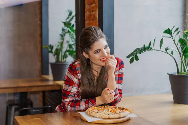 아름 답 고 섹시 한 여자 카페에서 창이에 앉아서 피자를 먹는. — 스톡 사진