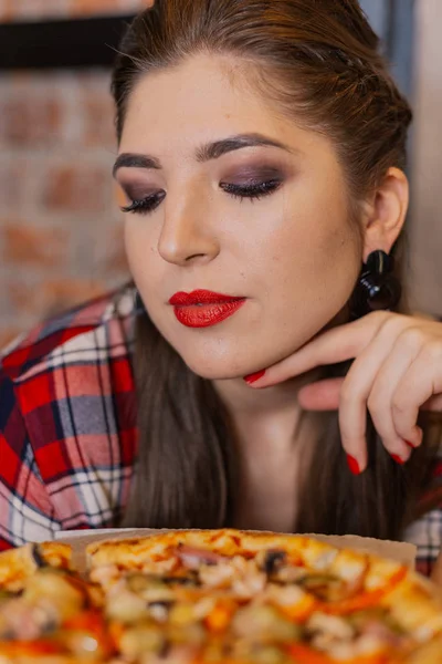 カフェの窓辺に座っていると ピザを食べて美しく セクシーな女の子 — ストック写真
