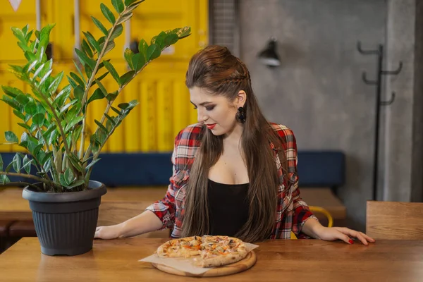아름 답 고 섹시 한 여자 카페에서 피자와 함께 테이블에 앉아. — 스톡 사진