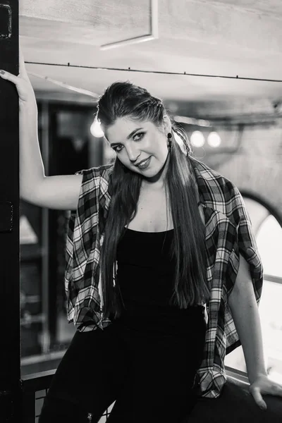 Beautiful and sexy girl posing in a cafe. Loft style. — Stock Photo, Image