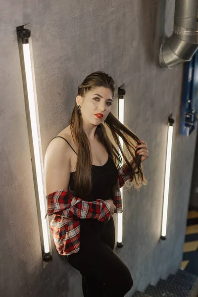 Menina bonita e sexy posando para um fotógrafo nas escadas de ferro preto com lâmpadas em um café . — Fotografia de Stock
