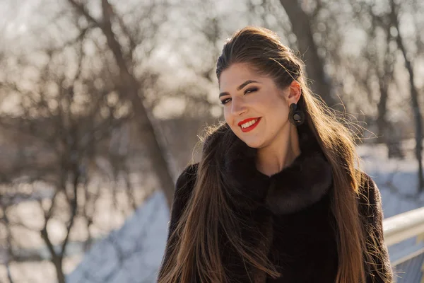 Hermosa y sexy chica posando en invierno — Foto de Stock