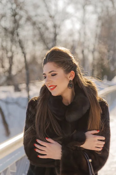 Hermosa y sexy chica posando en invierno — Foto de Stock