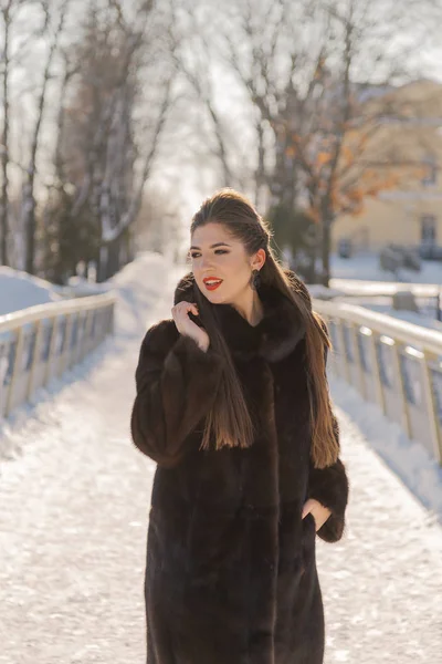 Hermosa y sexy chica posando en invierno — Foto de Stock