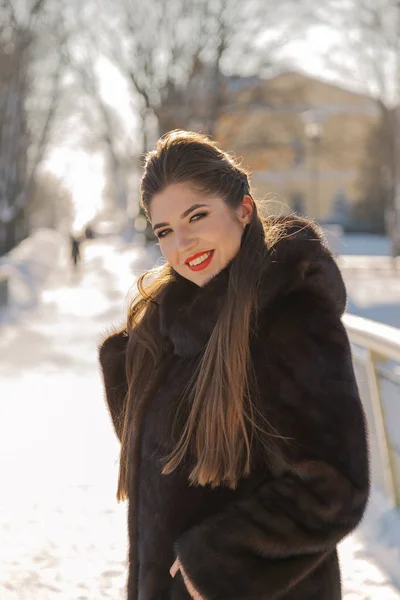 Hermosa y sexy chica posando en invierno — Foto de Stock