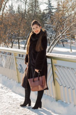 Kışın poz güzel ve seksi kız