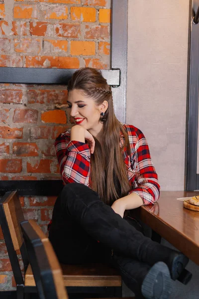 Красивая и сексуальная девушка сидит за столом с пиццей в кафе . — стоковое фото