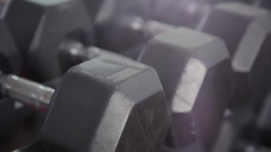 Eğitim için halter salonunda rafta yalan