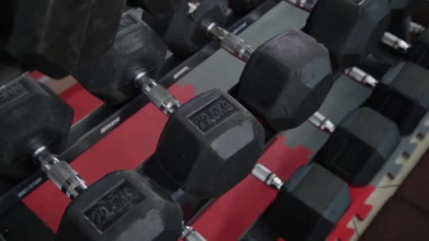 Sombrillas para el entrenamiento se encuentran en el estante en el gimnasio . — Vídeos de Stock
